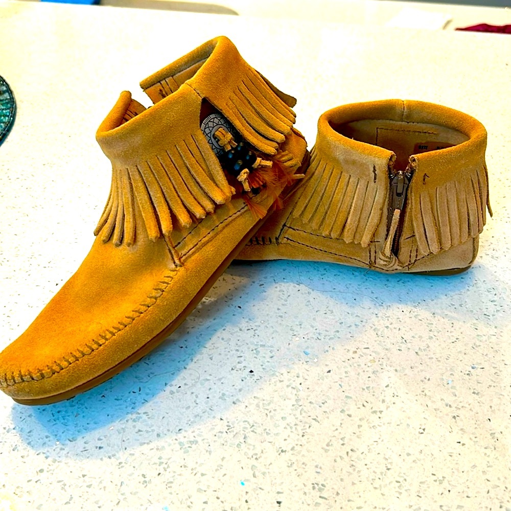 Minnetonka Women's Concho Feather Moccasins Size 8.5